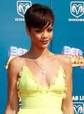 th_51485_Celebutopia-Rihanna_arrives_at_the_2008_BET_Awards-10_122_125lo.jpg