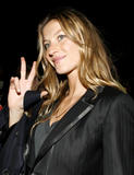 th_60916_Celebutopia-Gisele_Buendchen_leaves_the_Rag_2_Bone_collection_show-01_122_143lo.jpg