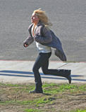 http://img186.imagevenue.com/loc148/th_75262_Hayden_Panetiere_2008-12-_10_-_on_the_set_of_Heroes_in_Playa_Del_Rey_1242_122_148lo.jpg