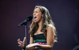 th_95584_Celebutopia-Leona_Lewis_performs_at_the_Concert_in_honour_of_Nelson_Mandela13s_90th_birthday-26_122_249lo.jpg