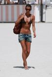 th_24736_Elisabetta_Canalis_in_bikini_on_beach_in_Miami_CU_ISA_050708_32_122_29lo.jpg