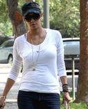 th_99495_Halle_Berry_leaving_her_house_in_LA_04_122_353lo.jpg
