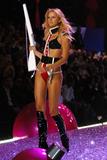 th_14691_Karolina_Kurkova-Victorias_Secret_Fashion_Show_2005-11-09-2005-Ripped_by_kroqjock-HQ21_122_410lo.jpg