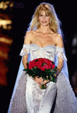 th_75627_Claudia_Schiffer_Modeling_Valentino_bride_122_489lo.jpg