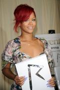 th_55961_RihannasignscopiesofRihannaRihannainNYC27.10.2010_94_122_493lo.jpg