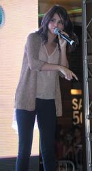 th_863428596_SelenaGomez_PerformingKingofPrussiaMallPennsylvania_200611_007_122_497lo.jpg