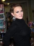 http://img186.imagevenue.com/loc13/th_78055_Hilary_Duff_promotes_Elixer_in_Glen_Rock22_122_13lo.jpg