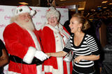 http://img186.imagevenue.com/loc171/th_06988_Hayden_Panettiere_2008-12-13_-_hosts_Kohl85s_Cares_For_Kids_benifiting_6144_122_171lo.JPG