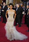 http://img186.imagevenue.com/loc42/th_65056_celebrity_paradise.com_TheElder_HalleBerry109_122_42lo.jpg