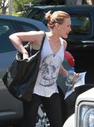 http://img186.imagevenue.com/loc440/th_91882_Hilary_Duff_arrives_a_salon_in_Beverly_Hills12_122_440lo.jpg