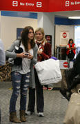 http://img186.imagevenue.com/loc468/th_71529_Ashley_Greene_at_Bob_Hope_Airport3_122_468lo.jpg